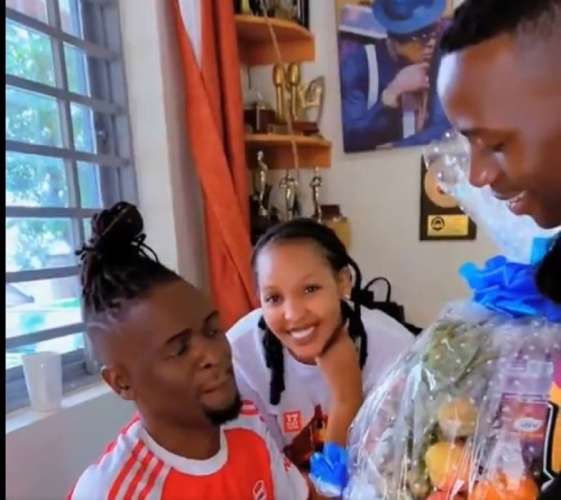 Mu gihe benshi babazaga uko bizarangira Sandra Teta na Weasel bakoze ikintu cyatunguye benshi nyuma yo kumugonga ku bushake