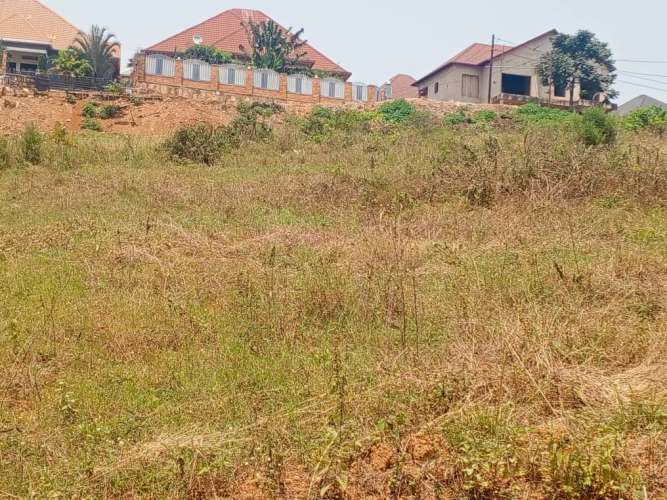 Ibibanza byiza cyane, binini kandi biri ahantu heza Kabeza muri R1 bigurishwa make cyane