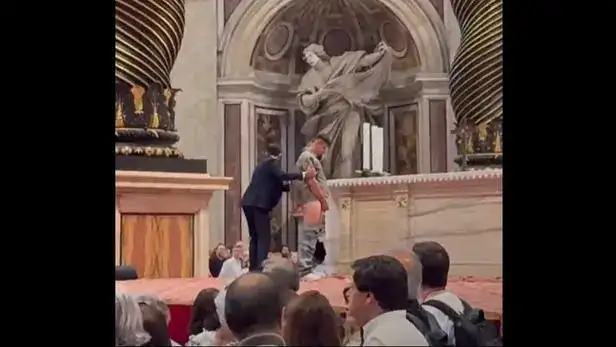 Yanyaye kuri Alitari ya Bazilika ya Mutagatifu Petero ubwo hasomwaga misa