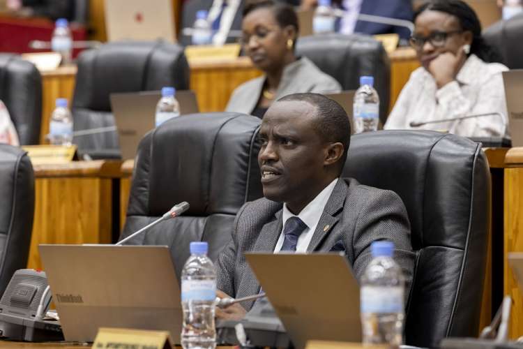 Abasaba akazi muri Leta basabiwe kwishyuzwa amafaranga yo kwiyandikisha