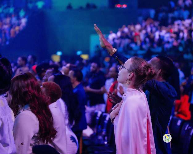 #IsraelMbonyi: Indirimbo 10 zatumye BK Arena imara amasaha ane yaka umuriro - uko byari byifashe mu gitaramo - AMAFOTO