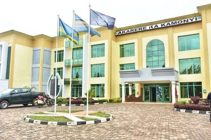 Abantu bane bamaze gupfa nyuma yo gusangira inzoga ihumanye