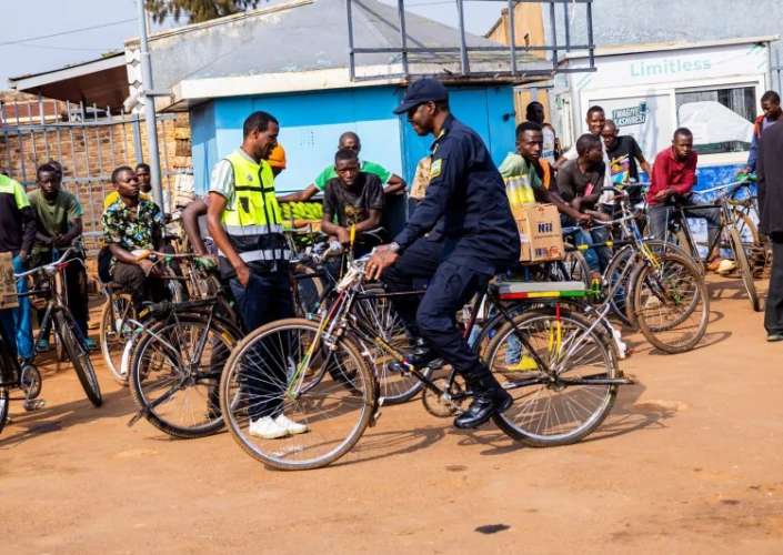 Umuvugizi wa Polisi y'U Rwanda ACP Boniface Rutikanga yanyonze igare karahava muri gahunda ya - Turindane Tugereyo Amahoro
