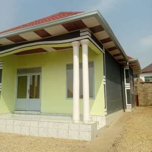 Inzu nziza cyane kandi nini, iri ahantu heza igurishwa make cyane - Iri i Ndera mu mugi wa Kigali