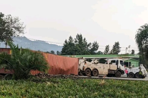 Ikamyo yagonze imodoka na moto yica abantu 11