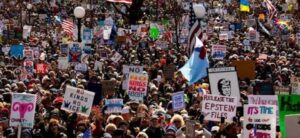 Ibihumbi by’Abanyamerika byiraye mu mihanda byamagana Donald Trump