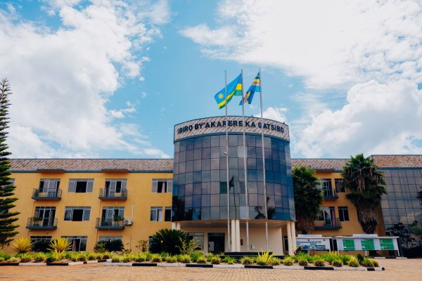 Abayobozi b’Uturere bemerewe n’abatemerewe kwiyamamaza mu matora u Rwanda rwitegura