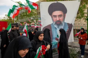 Umuyobozi mushya w’Ikirenga wa Irani yarahiriye kwihorera ku rupfu rwa se imbaga Abanya-Irani buzuye imihanda ya Tehran