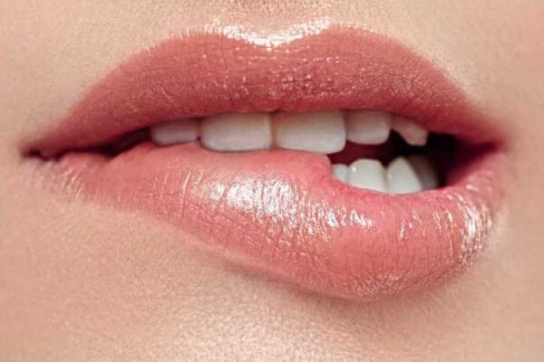 Dore icyo bisobanuye iyo uhuje amaso n’umukobwa ukabona asa n’uruma umunwa wo hasi