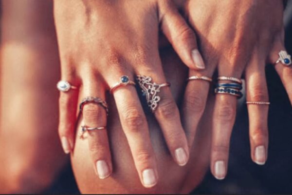 Rekeraho kwambara impeta buhumyi! Dore igisobanuro cy’impeta bitewe n’urutoki wayambayeho